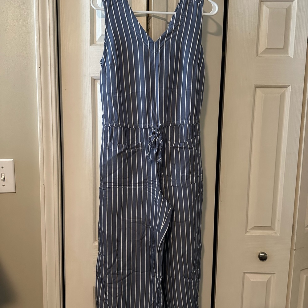 Old Navy capri jumper - gone this week, make me an offer